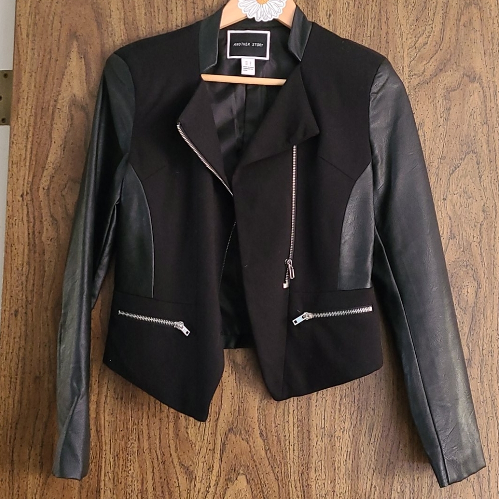 🦋5/$25 Faux leather blazer